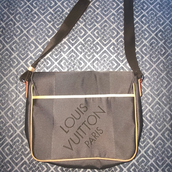 LOUIS VUITTON Messanger Shoulder Bag - Picture 2 of 8